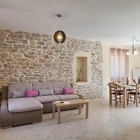 بيت للعطل Quercus Alba *